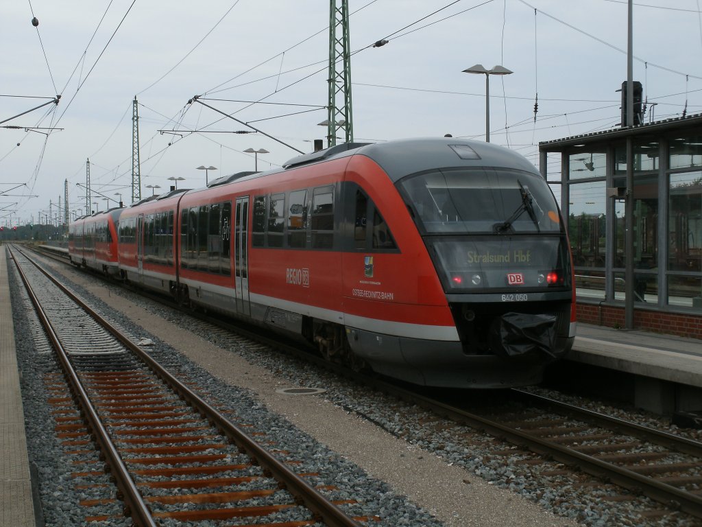 Auch am 14.August 2011 fuhren die Desiro 642 050 und 642 053 auf Rgen,diesmal mehrmals auf der Relation Stralsund-Binz-Stralsund.Hier kam der Zug aus Binz in Bergen/Rgen an um dann weiter nach Stralsund zufahren.