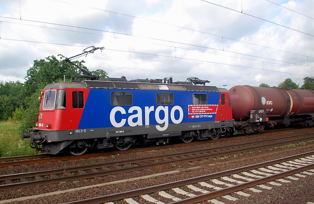 Auch am 23. Juni 2011 kommt die SBB Lok 421 395-5 mit einem Kesselwagenzug durch Dedensen-Gmmer gefahren in Richtung Seelze.