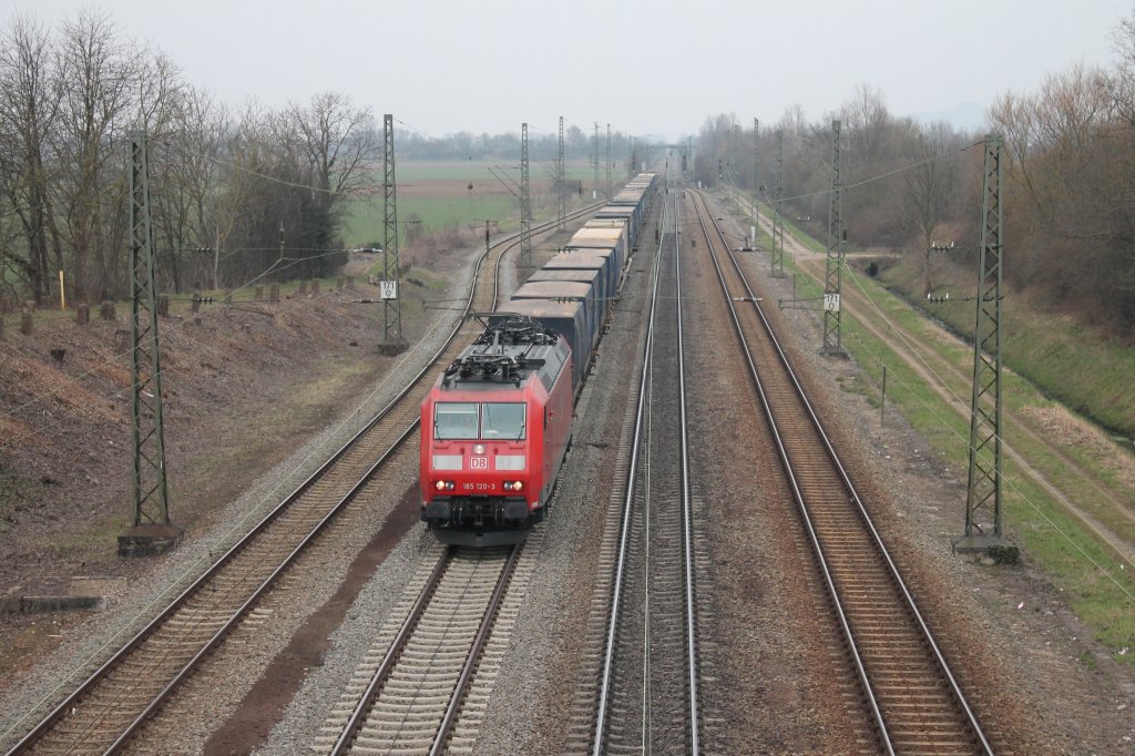 Auch am 29.03.2013, 185 120-3 mit einem KLV gen Sden. Hier bei Orschweier.