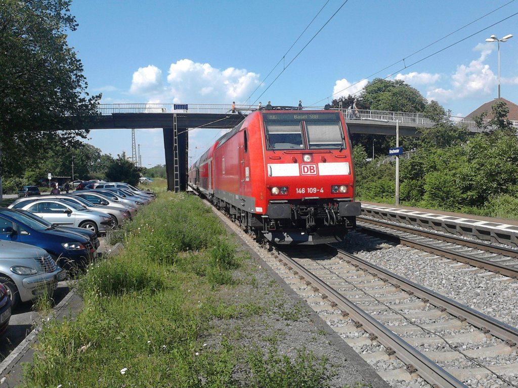 Auch am 29.05.2012 kam 146 109-4 mit ihrer RE in Orschweier an. Hier ist sie bei der Ausfahrt aus Orschweier.