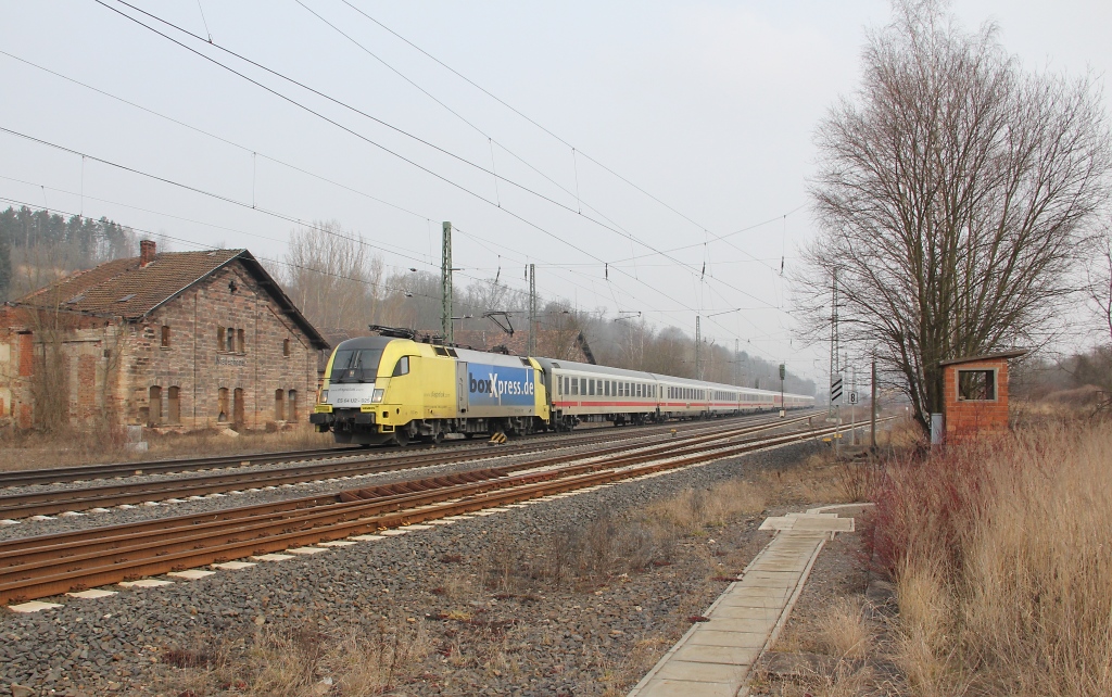 Auch am 30.03.2013 bespannte 182 525 (ES 64 U2-025) den IC 2083 in Richtung Sden. Aufgenommen beim B Eltmannshausen/Oberhone.