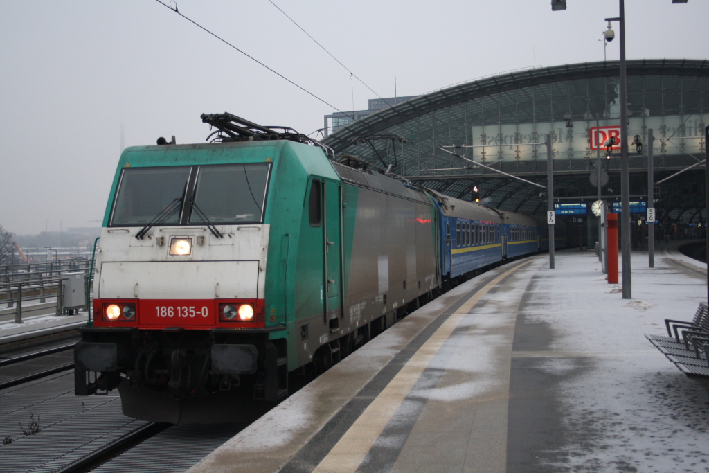 Auch am 30.1.2011 knnte die 186 135-0 mit Ihrem EN aus Kiew fotografiert werden in Berlin HBF.