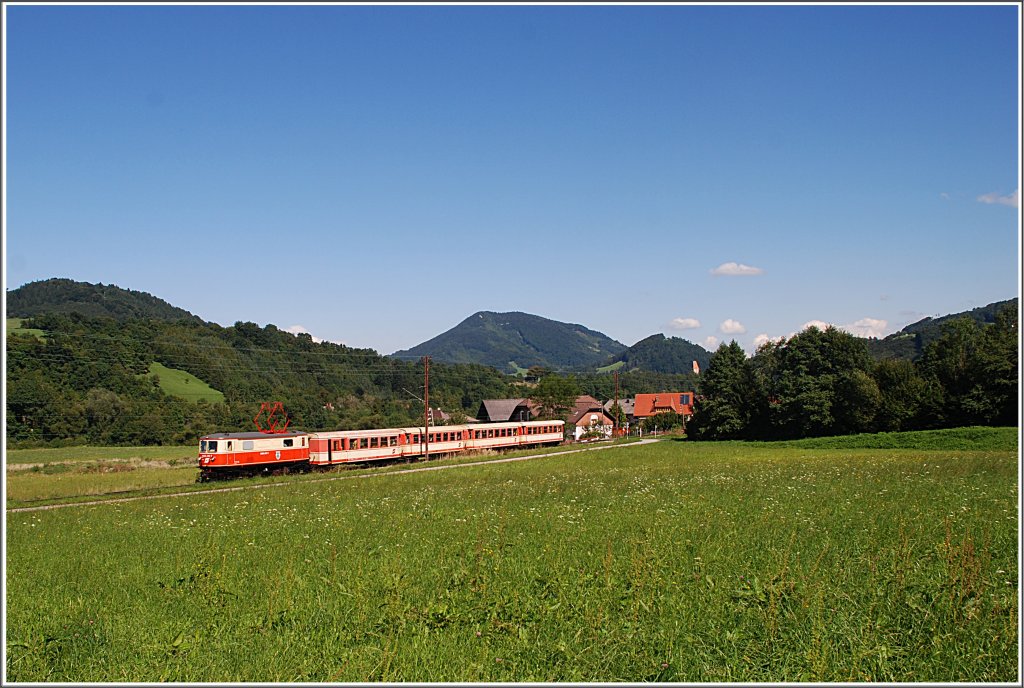 Auch am 6.9.2010 war eine reine Jaffa-Garnitur unterwegs, und zwar am R 6813/16 und mit der 1099 011. Hier der Zug kurz nach Kirchberg.