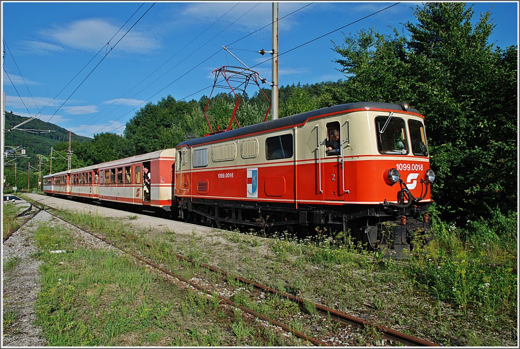 Auch am 8.8.2010 wurde der R 6817 von der 1099 001 bespannt. Dieses Bild zeigt den Zug bei schnem Wetter im Bahnhof Loich.