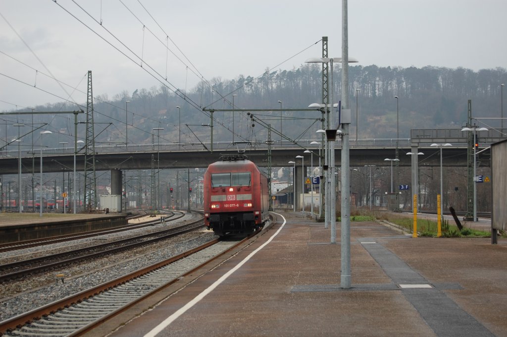 Auch am heiligen Abend ist Tfzf 79285 (TS - TU) unterwegs. Am morgen des 24.12.2009 konnte ich die unter dieser  Zugnummer  verkehrende 101 077-6 deshalb bei der Durchfahrt von Plochingen aufnehmen.