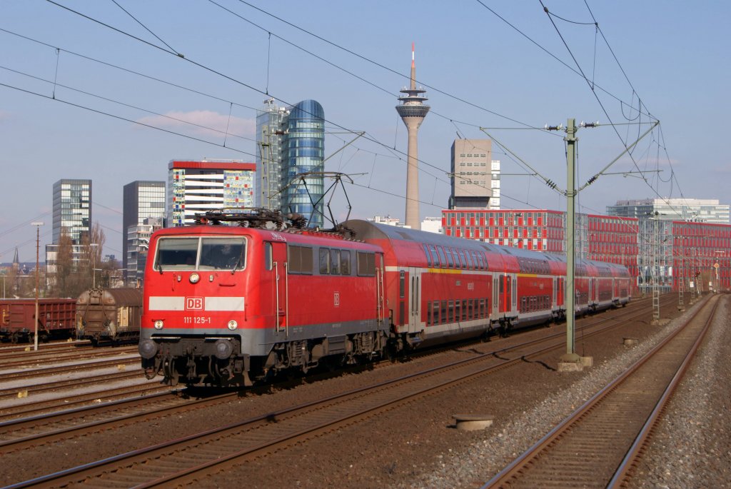 Auch am heutigen 19. Mrz 2012 habe ich das sonnige Wetter genutzt, um ein paar Bilder anzufertigen. Es sollte noch einmal auf 110er-Jag gehen. Dabei fuhr ich dieses mal nach Dsseldorf-Hamm. Zunchst kam, wie blich, ersteinmal der regulre RE 4 nach Aachen vorbei, welcher dieses mal von der schnen 111 125-1 gezogen wurde.