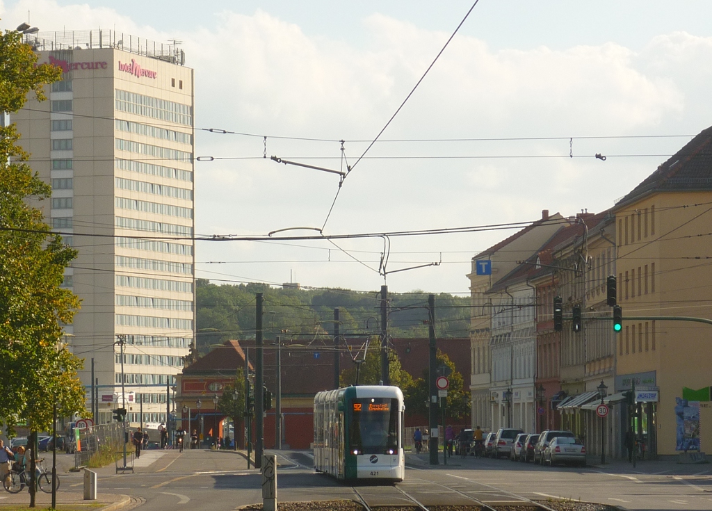 Auch am Nachmittag pendelte die neue Variobahn 421 unerm�dlich zwischen dem Kirchsteigfeld und dem Potsdamer Norden. Hier erreicht sie als 92 nach Kirschallee den Platz der Einheit. Im Hintergrund das ehemalige Interhotel. Potsdam, 2011-09-23.