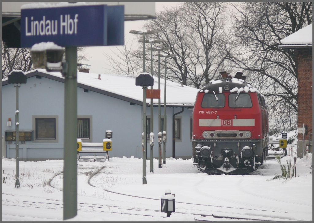 Auch am Schwbischen Meer ist die weisse Pracht gefallen und zwar mehr als bei mir in Chur. 218 487-7 macht mal eben eine Pause in Lindau Hbf. (02.12.2010)