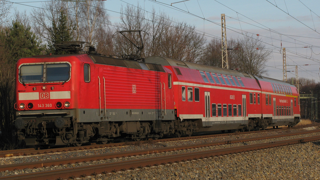 Auch am Tage nach dem Fahrplanwechsel war ich nochmal unterwegs. Hier die RB 28751 von Berlin Schnefeld Flughafen nach Senftenberg. Die RB wurde aus verschiedenen Grnden von 4 auf 2 Wagen gekrzt und es scheint zu funktionieren, auch wenn manchmal gestanden werden muss. Vorallem die Pnktlichkeit ist wesentlich besser geworden. 11.12.2011 Bestensee