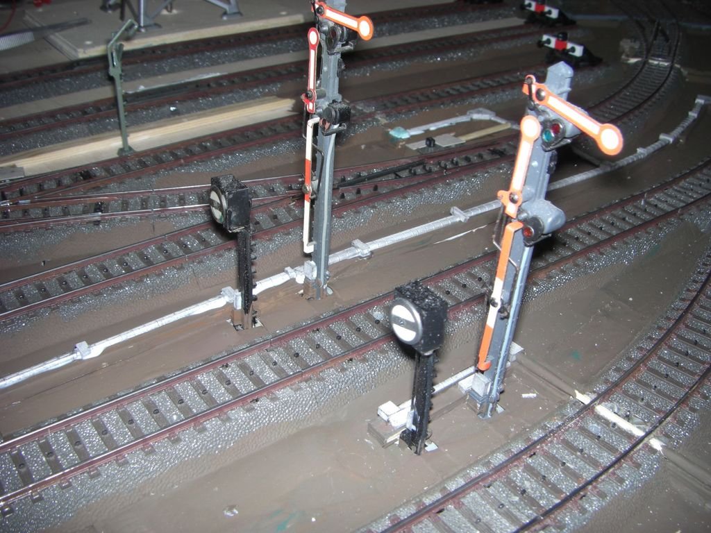 Auch Antriebsksten wurden an die Signalmasten geklebt.