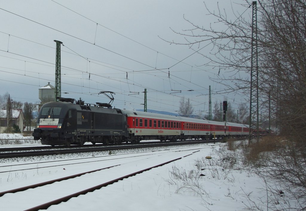 Auch auf der KBS 613 wird schwarz gefahren. ES 64 U2-074 mit AZ 1392 in Fahrtrichtung Norden durch Eschwege West. Aufgenommen am 02.02.2010.