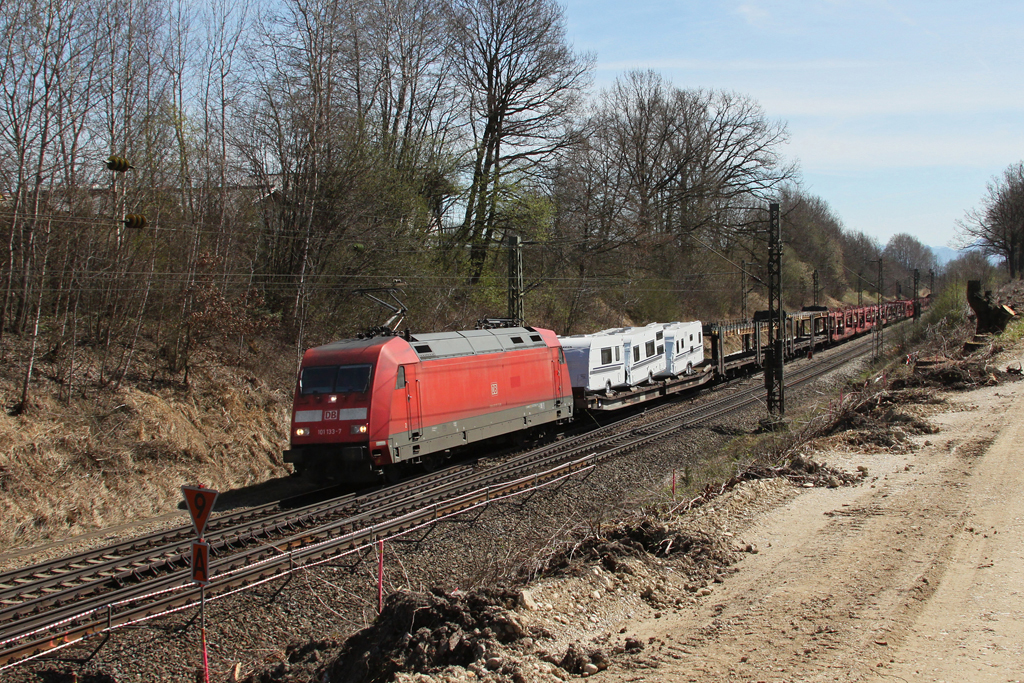 Auch auf der KBS 950/951 erlebt man immer wieder berraschungen. So war am 02.04.2011 101 133 mit einem gemischten Gterzug aus Salzburg nach Mnchen unterwegs. Normalerweise wird dieser Zug von einem BB Taurus gezogen. Aufnahmeort: Ostermnchen.