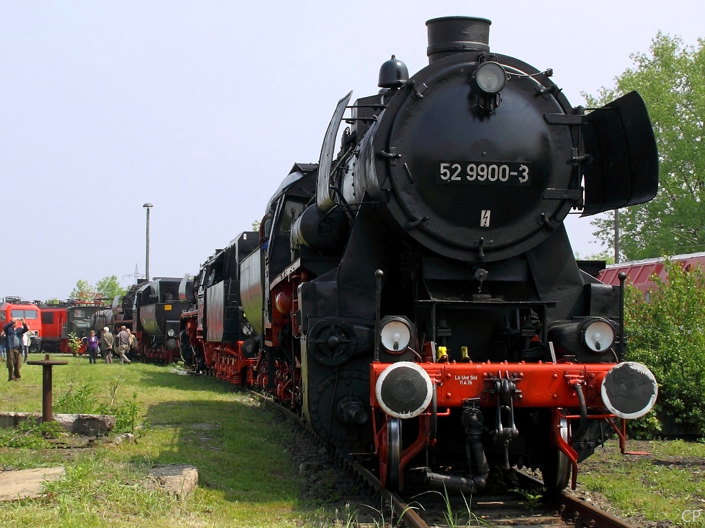 Auch die auf Kohlenstaubfeuerung umgebaute 52 9900-3 wurde am 29.5.2010 in Weimar ausgestellt.