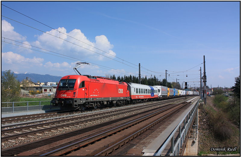 Auch Aufgrund der zweitgigen Tauernsperre wurde die 1216 002 mit ihrer Rola ber den Pyhrnpass und den Neumarkter Sattel umgeleitet. Zeltweg 25.04.2010