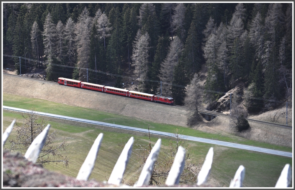 Auch diese Aufnahme des R1940 mit Ge 4/4 II 623  Bonaduz  entstand von der Ruine Chaschinas herunter. Die Zinnen der Burgmauern sind gespickt mit zugespitzten Holzpfhlen. Die Wiesen sind noch braun, denn der Schnee ist grade mal weg.(21.04.2012)