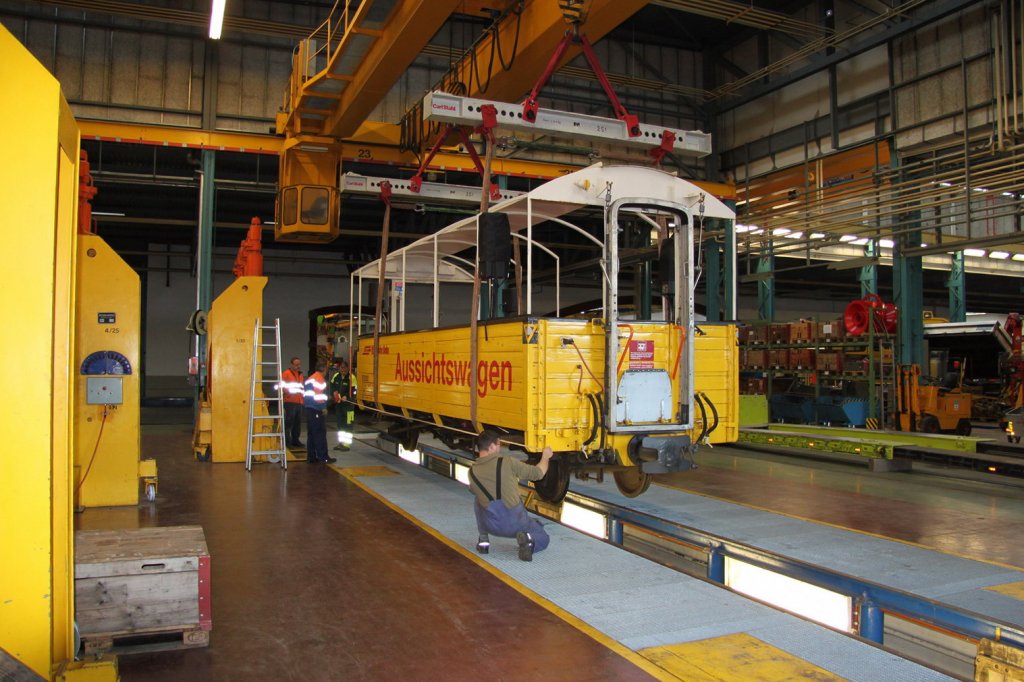 Auch der Aussichtswagen B 2092(1908)wurde auf einen Strassentransporter verladen um die Reise ins VHS Luzern anzutreten.Landquart 01.03.12