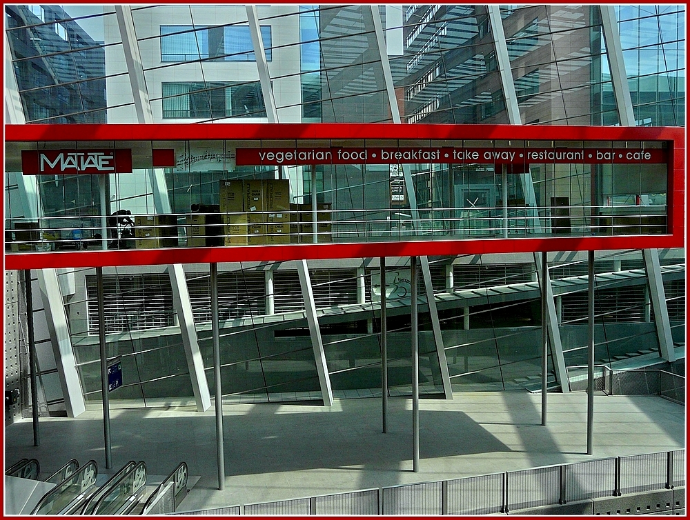 Auch das ist der Bahnhof Antwerpen Centraal. Quasi als Kontrastprogramm zu den altehrwrdigen Bauteilen, entsteht hier ein Restaurant in sehr futuristisch anmutender Bauweise. 24.04.10 (Jeanny) 