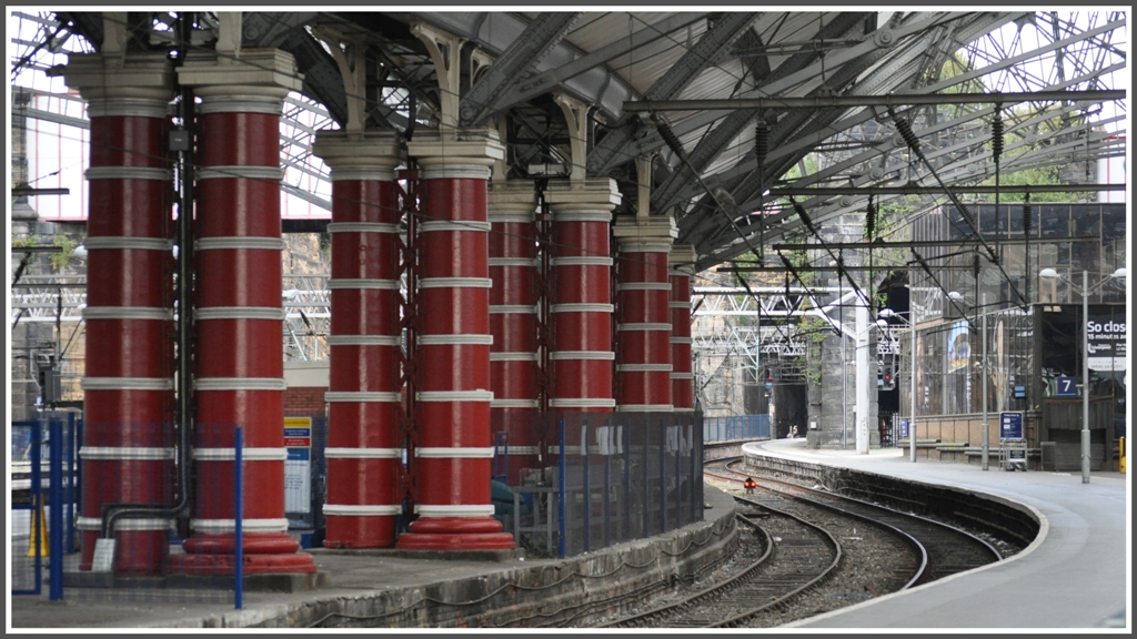Auch in der Bahnhofshalle von Liverpool Lime Street sind diese roten Sulen allgegenwrtig. (15.08.2011)