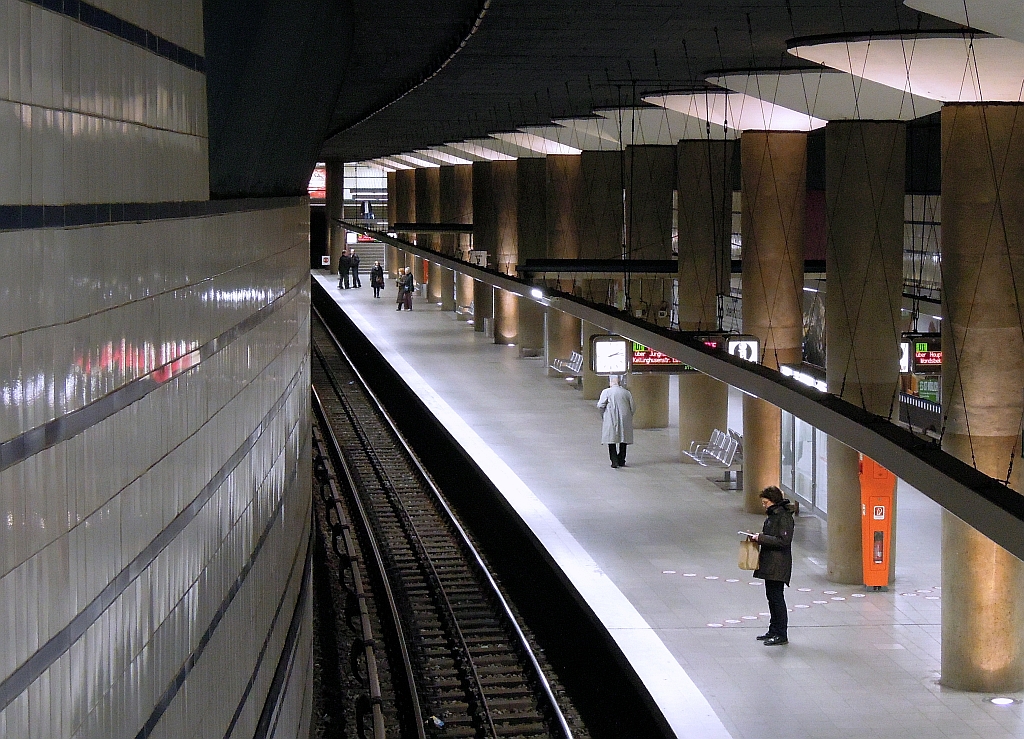 Auch beeindruckend: die �ber f�nfzig Jahre alte Station  Steinstra�e  in der Innenstadt auf der Hamburger U-Bahnlinie U1. 1.12.2012