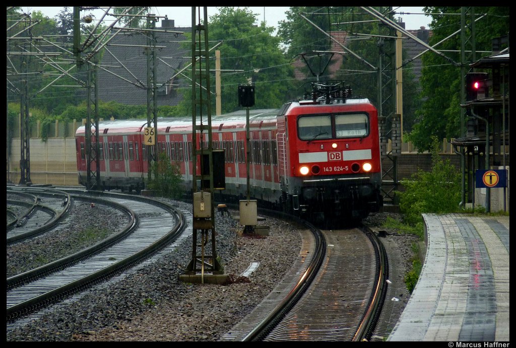 Auch bei strmenden Regen muss 143 624-5 fahren. Hier fhrt sie gerade in die S-Bahnendhaltestelle Roth ein. Das Foto entstand am 3. Juni 2010.