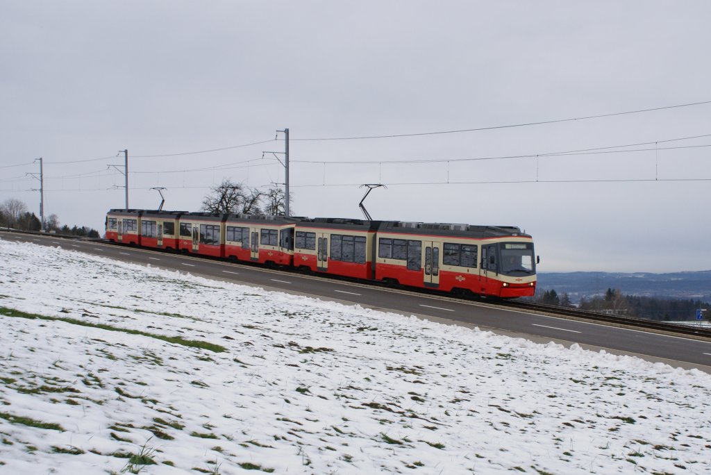 Auch bei uns lag am letzten Wochenende noch ein wenig Schnee, der allerdings schon wieder verschwunden ist. Am 6.12.09 fhrt ein Zug der Forchbahn mit den Be 4/6 72, 65 und 67 von Scheuren Richtung Neuhaus.