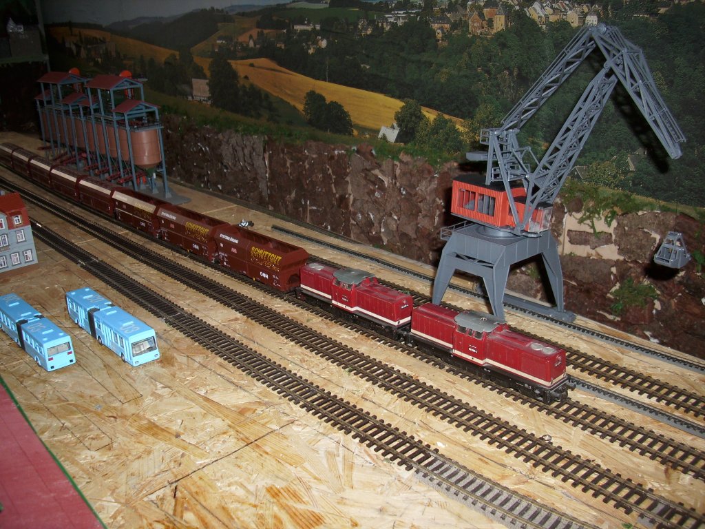 Auch die beiden V100 stammen noch aus DDR-Produktion und haben ungefhr mein Alter.Hier sind gleich zwei 110er vor einem Schttgutganzzug.