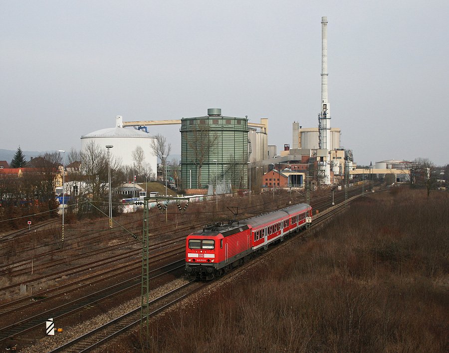 Auch beim Bahnbilder Treffen Regensburg am 14.03.2009 wurden Aufnahmen von diesem Motiv gemacht. Hier ist 143 252 mit der RB 32524 zu sehen und wird von den zahlreichen Fotografen aufgenommen.