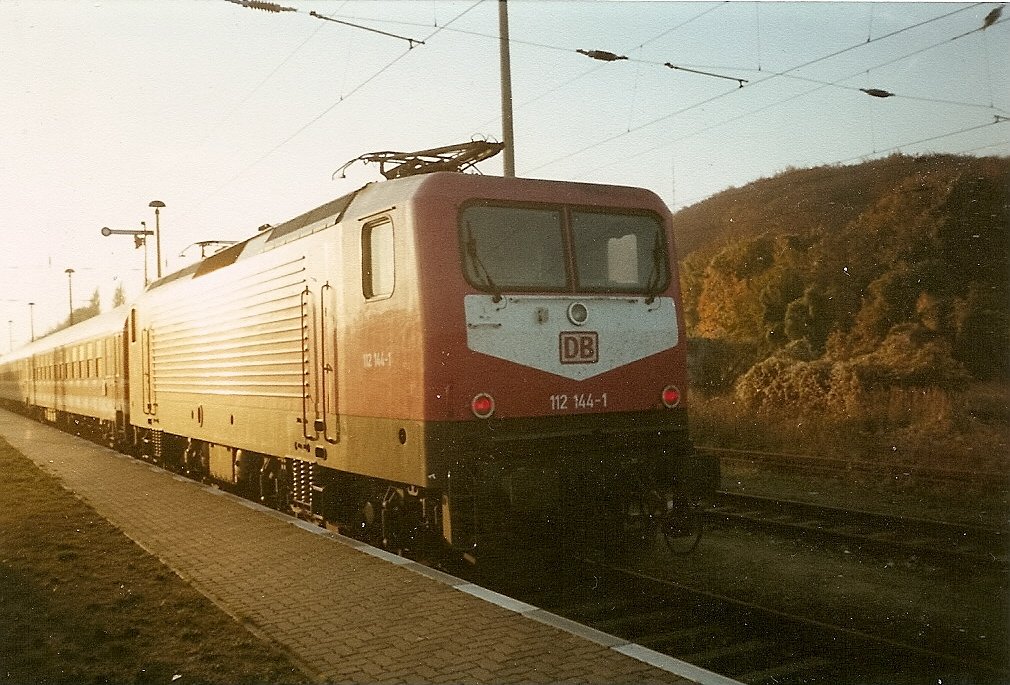 Auch die Berliner 112er kammen �fters mal nach Sassnitz.So auch im November 1999 Sp�tnachmittags als 112 144 mit einem Sonderzug nach Sassnitz kam.Am Schlu� lief die 103 219 mit.