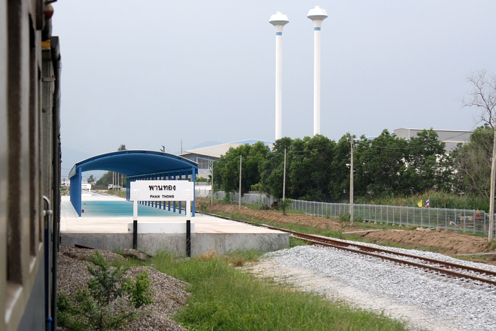 Auch der Bf. Phan Thong bekommt im Rahmen des Streckenausbaues einen Mittelbahnsteig mit anspruchslosem Witterungsschutz. Bild vom 17.Mrz 2011.

