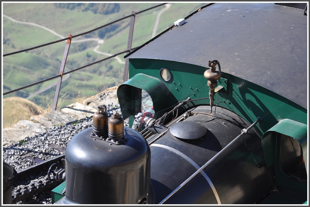 Auch der Blick nach unten ist aufregend. Lok 14 auf dem Brienzer Rothorn. (01.10.2011)