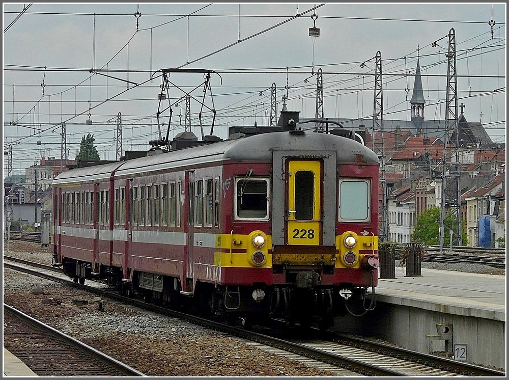 Auch in Brssel gibt es sie noch, die sauberen Automotrices, wie hier die AM63 228 fotografiert bei der Einfahrt in den Bahnhof Bruxelles Nord am 08.05.10. (Jeanny) 