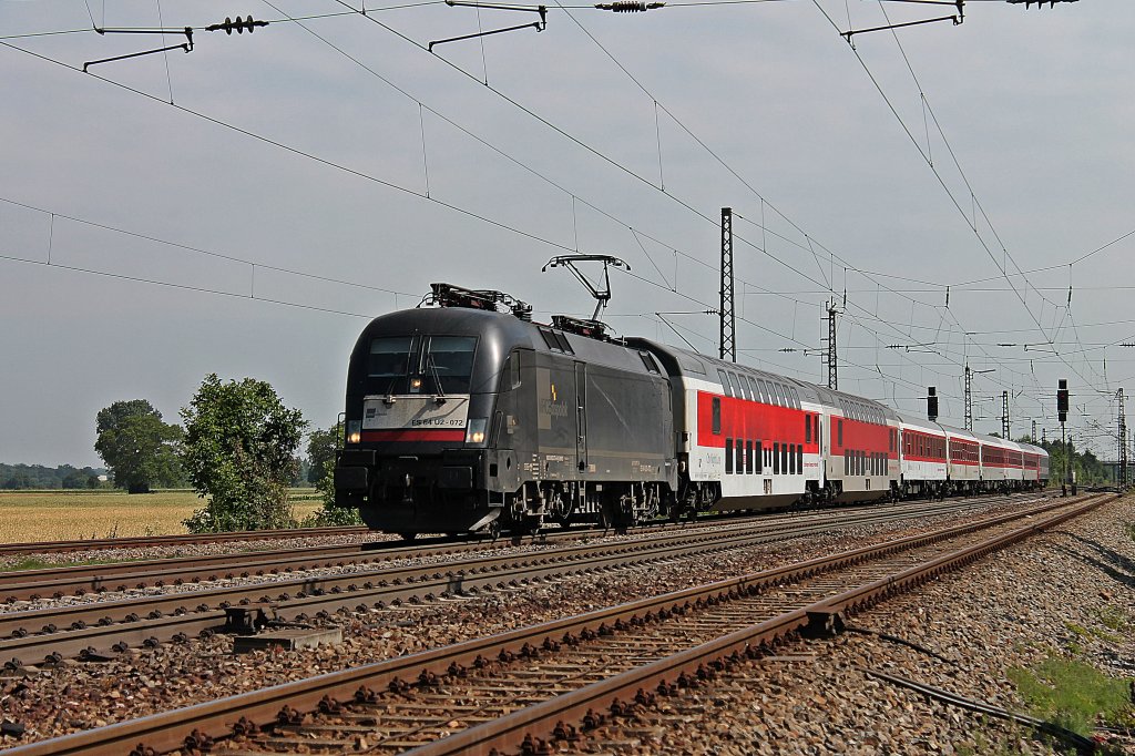 Auch CNL 473 (Kopenhagen - Basel SBB) mit Kurswagen aus Moskau mit der ES 64 U2-072 durchfuhr die Nrdliche Ein-/Ausfahrt Gruppe von Orschweier bei den ersten Sonnenstrahlen des 11.07.2013.