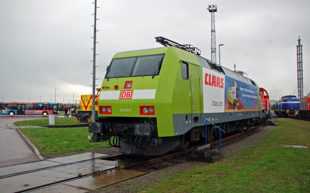 Auch die DB stellte eine Werbelok in Form  von 152 005 zur Verfgung. Fotografiert am 04.09.10 auf der Lokschau in den Leuna-Werken.