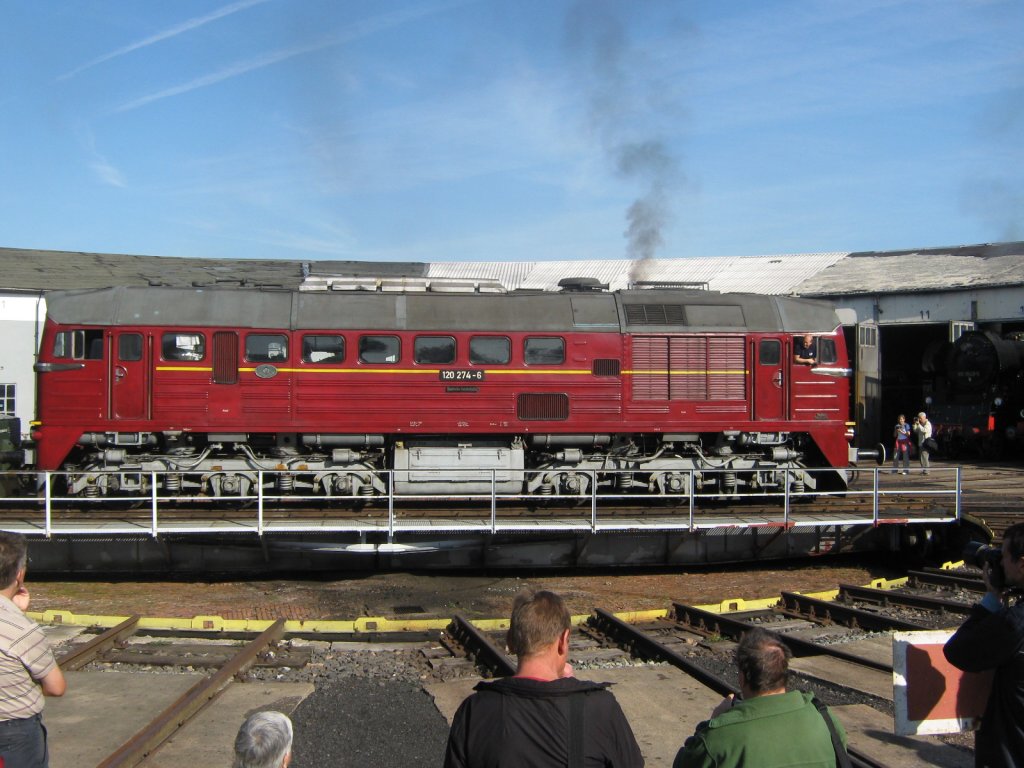 Auch Dieselloks k�nnen  Dampf  machen.
Hier die BR 120 274 auf der Scheibe des BW Arnstadt historisch, am  16.09.2012, anl�sslich des diesj�hrigen Dampflokfestes, was sehr zu empfehlen ist.
www.ebm-arnstadt.de
Eine rundum gelungen Veranstaltung !