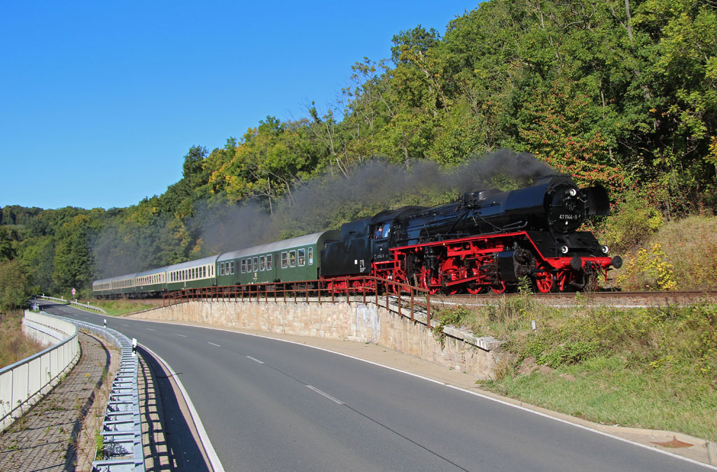 Auch in diesem Jahr gab es wieder einen  Rotkppchenexpress  mit dem Besagte und ihre Freunde von Altenburg nach Freyburg/Unst.in deren Sektkellerei fuhr. Diese Aufnahme des, von 41 1144-9 gezogenen, Zuges entstand am 30.09.2012 in Haynsburg. 