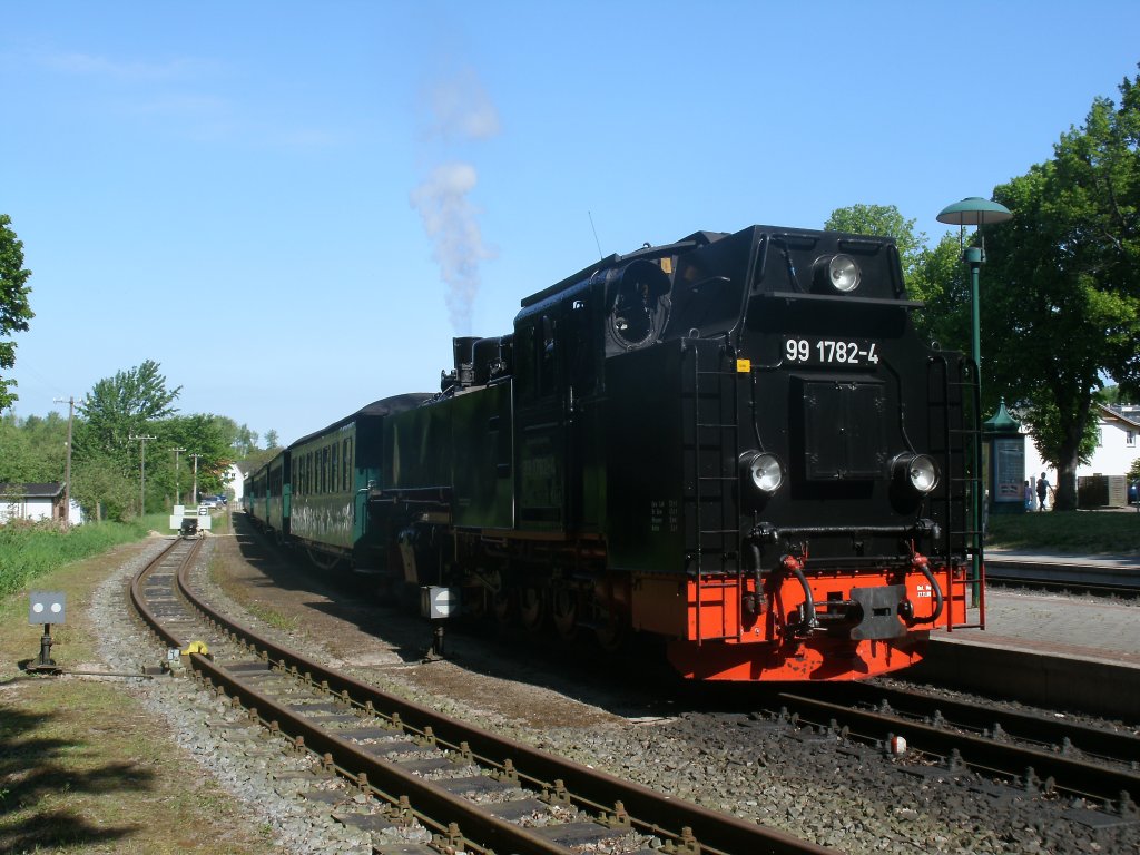 Auch in diesem Jahr setzt die RBB wieder drei Z�ge ein.Neben den beiden Stammzugpaar auf der gesamten Strecke gibt es wieder ein Zugpaar das nur zwischen Binz und G�hren und zur�ck f�hrt.Am 28.Mai 2012 stand 99 1782 mit dem P 223 Binz-G�hren in Binz LB.