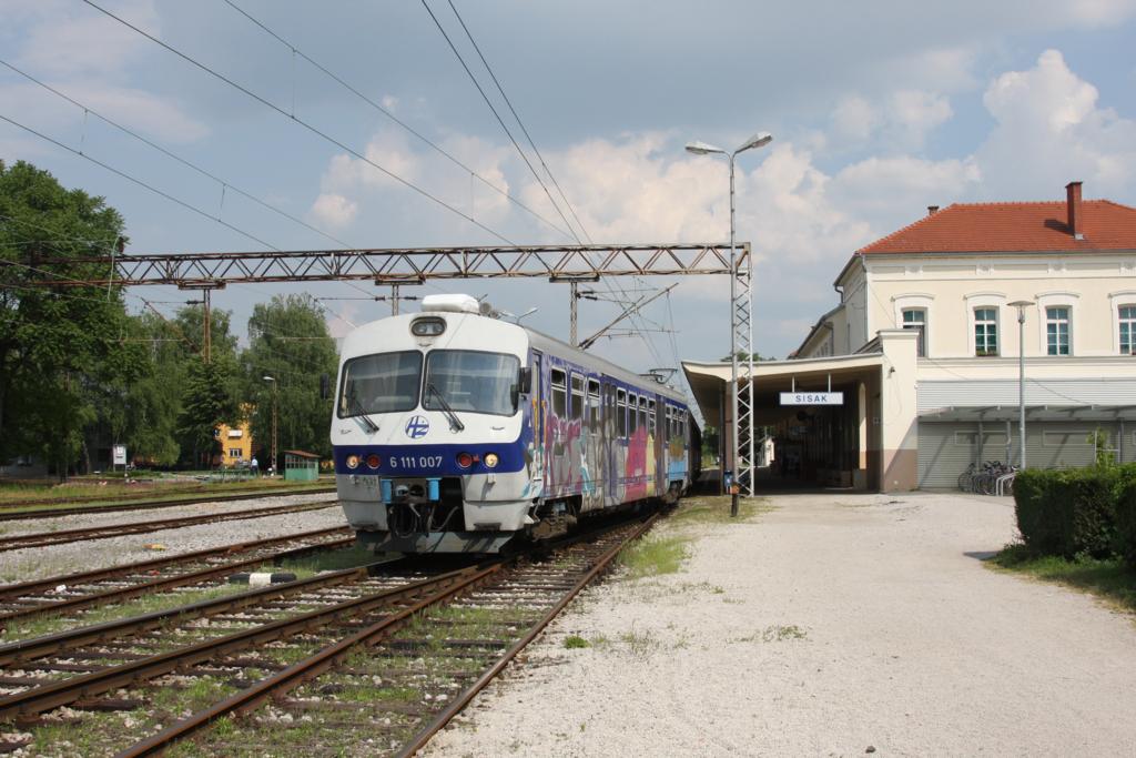 Auch diesen kroatischen Triebwagen haben die Sprayer total verunstaltet.
HZ 6111007 fhr hier am 19.5.2011 gerade aus dem Bahnhof Sisak aus.