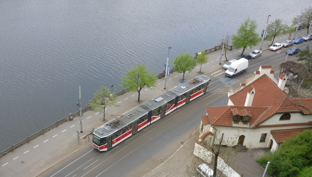Auch dieses Bild entstand vom Vyehrad aus. Der zu sehende Lindwurm mit der umstndlichen Typenbezeichnung KT8D5.RN2P entstand durch den Umbau aus einem KT8D5. Er erhielt unter anderem ein niederfluriges Mittelteil, neue Anzeigen und eine neue Steuerung. Prag, 2010-04-27.