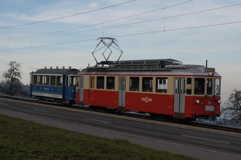 Auch dieses Jahr finden wieder Adventsfahrten mit dem historischen Triebwagen BDe 4/4 10 und dem C 11 durch die Bahnhofstrasse statt. Hier fhrt das Gespann am 26.11.11 von Scheueren Richtung Neuhaus.