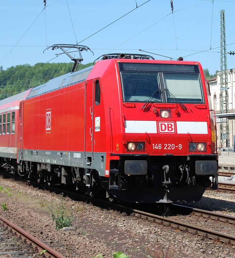 Auch von der E-Lok gibt es noch ein Lokportrait: 146 220-9 konnte am 24.5.2010 im Bahnhof Tbingen aufgenommen werden.