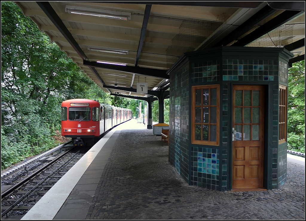 Auch das ehemalige Wrterhuschen der Hamburger U-Bahnstation  Sierichstrae  wurde stilgerecht rekonstruiert. 11.8.2013