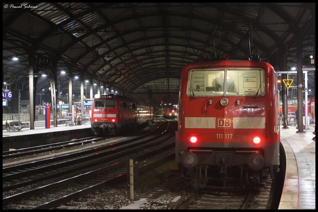 Auch eher selten, 3 Loks der Baureihe 111.
Die 111 117 als RE4 der zwischen Aachen und Dortmund pendelt.
Dann eine unbekannte 111 hinten im Bild die Solo nher kahm.
Und dann noch die 111 158-2.
Der RE4 (Rechts im Bild) hatte spter auf dem Weg nach Dortmund eine Bremsstrung in bach-Palenberg, diese aber relativ schnell (5-10 Min.) von dem Zugbegleiter behoben werden konnte.

Aachen Hbf, 06.01.10 um 19:51 Uhr.