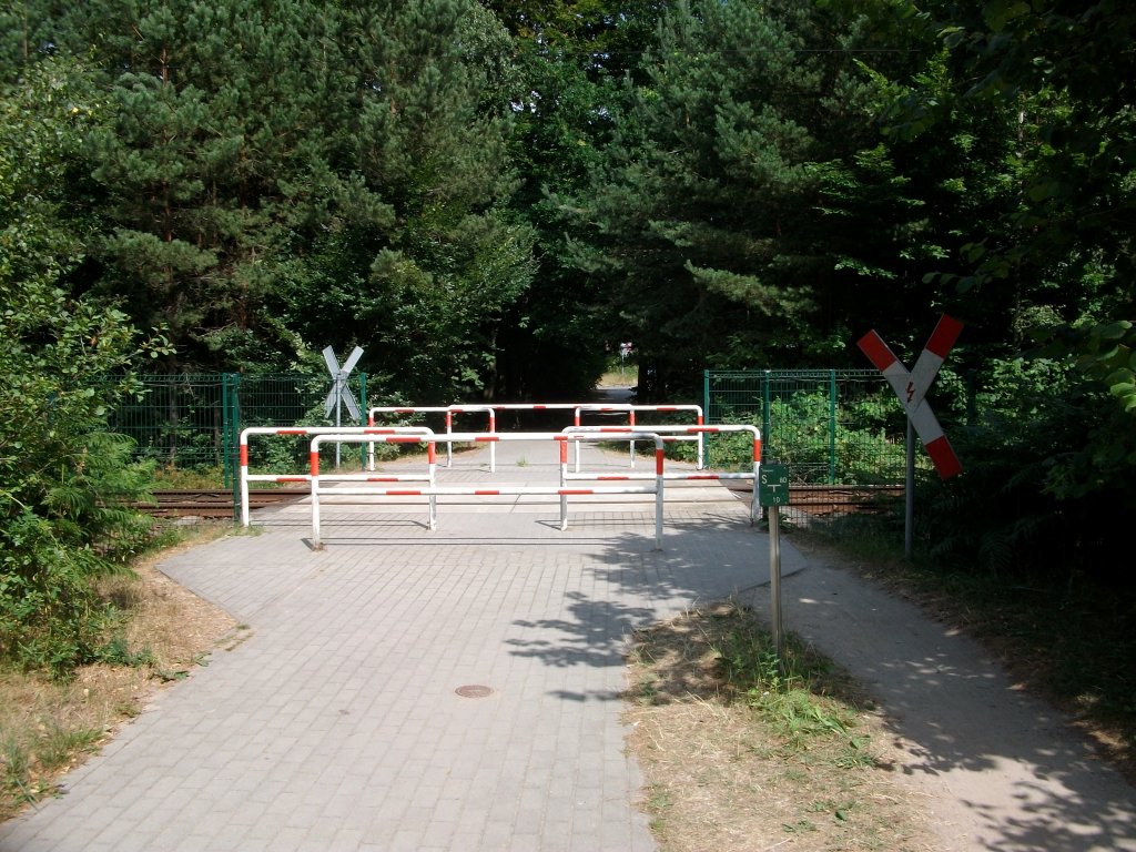 Auch das ist ein Bahn�bergang.�berweg f�r Radfahrer und Fussg�nger zum Strand zwischen Prora und Binz.