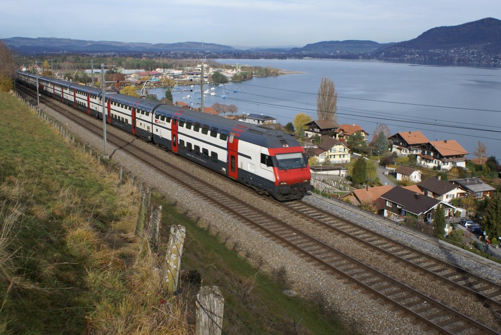 Auch ein IC 2000 nach Interlaken passierte am 14.11.09 meine Fotostelle in Einigen.