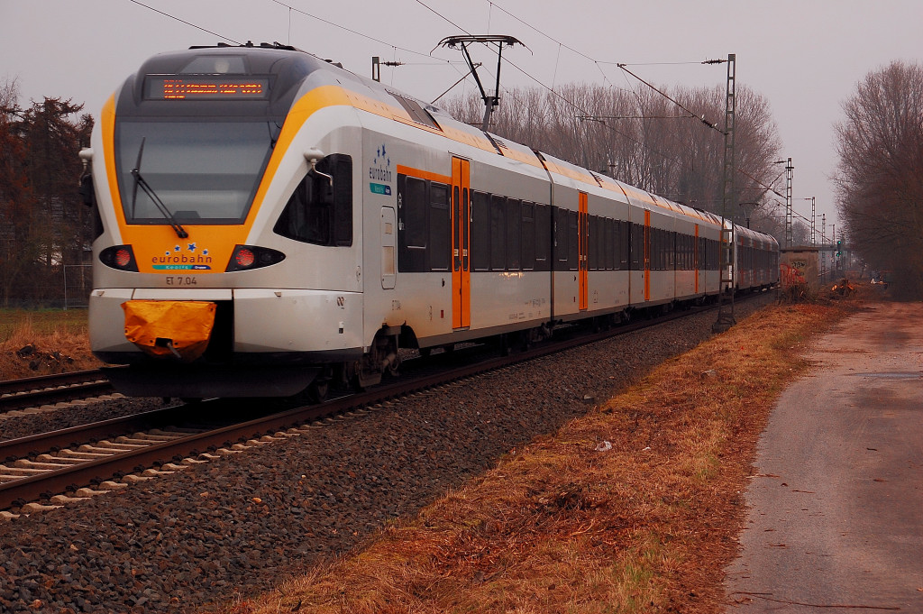Auch ein schner Rcken kann entzcken!!! Heute die Rckseite vom Doppel des Eurobahngespannes ET 6.03 und 7.04 bei Korschenbroich vom 29.2.2012.