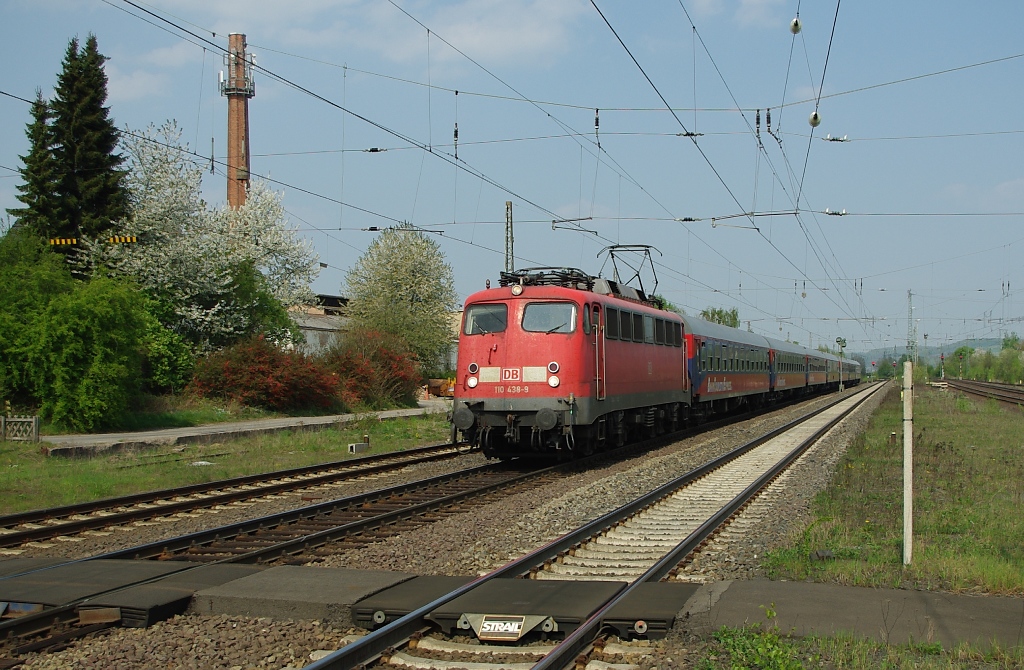 Auch ein Sonderzug war am 21.04.2011 wieder unterwegs: 110 438-9 mit DZ 2701 Kiel Hbf - Tuttlingen. Aufgenommen in Eichenberg.