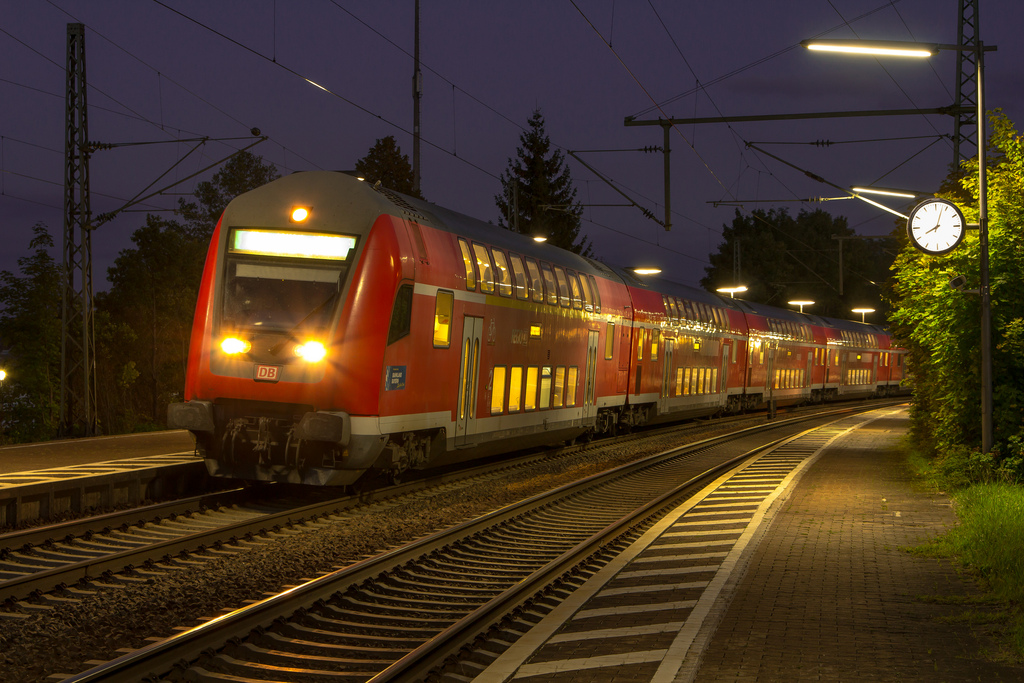 Auch ein Steuerwagen kann durchaus entz�cken wie ich finde.;-)
Der Radlzug (RE 4648) von Passau nach N�rnberg konnten wir am 15.9.12 in Beratzhausen in Szene setzen.