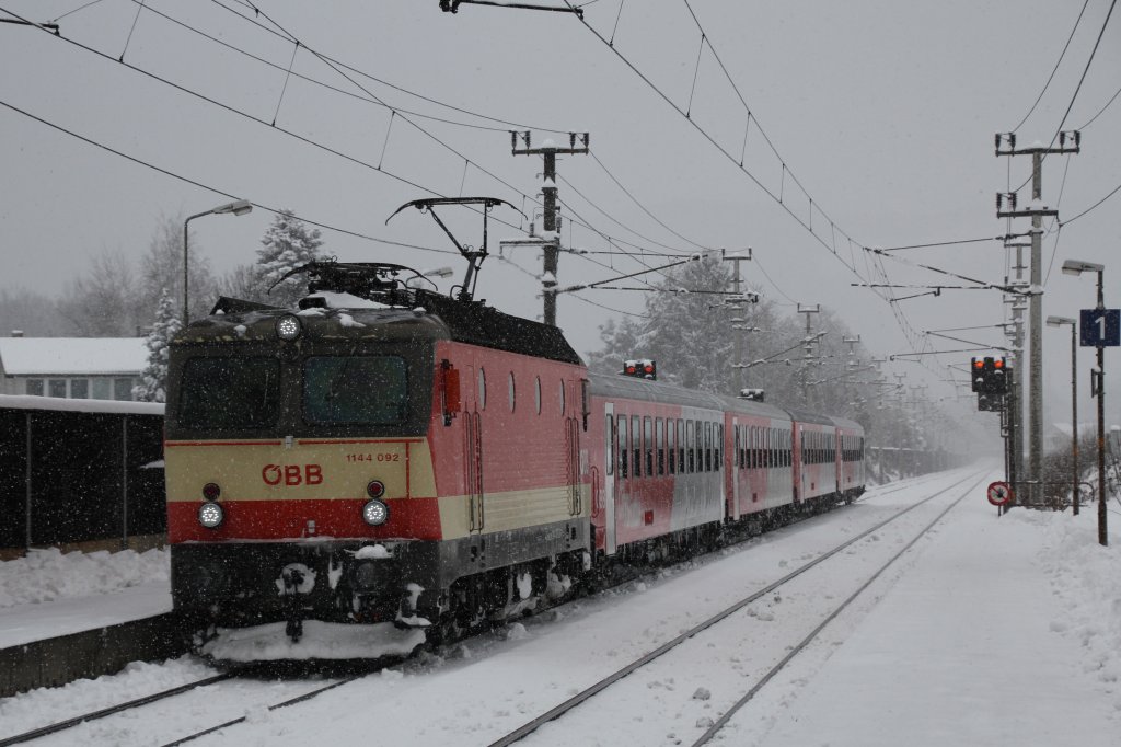 Auch ein tr�ber Wintertag kann positive �berraschungen bringen: �BB 1144 092  Schachbrett  mit dem REX 1506 (Salzburg Hbf - W�rgl Hbf) bei der Einfahrt in Salzburg S�d am 10.12.2012