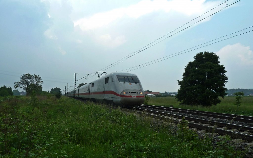 Auch ein unbekannter 401 peitschte sich am 24.05.12 durch den Regen Richtung Sden. Das Bild entstand bei Buggingen.