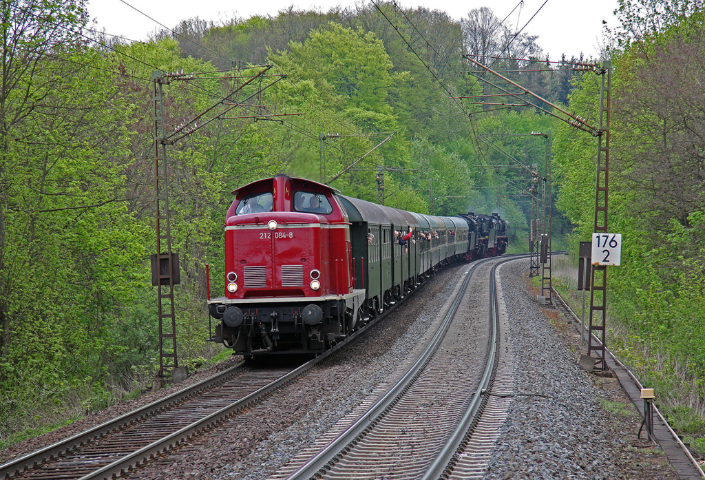 Auch ein Vertreter der Dieseltraktion war am 1.Maiwochenende 2010 zum 2.Dampfloktreffen nach Bebra gekommen. 212 084-8 ist hier auf der Cornberger Rampe talwrts mit der Rckfhrung eines Zuges der Parallelfahrten unterwegs.